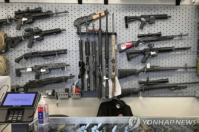 미국 총 판매점에 진열된 총들