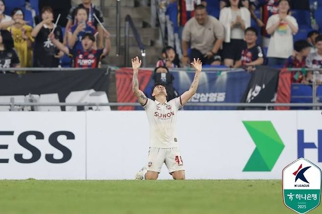 Willian has been doing a tremendous role after wearing a Suwon FC uniform this summer. Photo = Korea Professional Football Federation