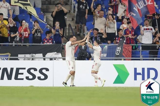 Suwon FC succeeded in winning four consecutive league wins. Photo = Korea Professional Football Federation