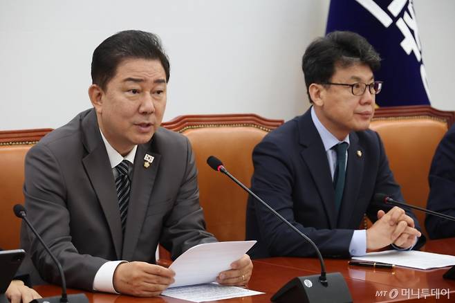 [서울=뉴시스] 조성봉 기자 = 김병기 더불어민주당 당대표 직무대행 겸 원내대표가 8일 오전 서울 여의도 국회에서 열린 원내대책회의에서 발언을 하고 있다. 오른쪽은 진성준 정책위의장. 2025.07.08. suncho21@newsis.com /사진=조성봉