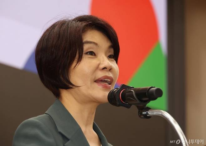 [서울=뉴시스] 조성봉 기자 = 한정애 더불어민주당 의원이 2일 오후 서울 여의도 국회 의원회관에서 열린 2025 INCCIP 제4회 국제 컨퍼런스 국회포럼에서 인사말을 하고 있다. 이날 포럼에서는 수용자 자녀의 회복탄력성과 지원제도에 대한 논의를 진행했다. 2025.07.02. suncho21@newsis.com /사진=조성봉