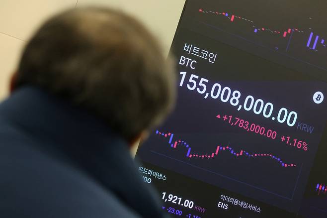 가상자산 거래소들이 랜딩 서비스 축소에 나섰다. 사진은 업비트 고객센터 전광판. /사진=뉴스1