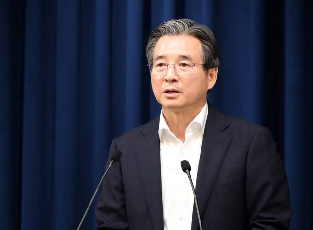 김용범 정책실장이 용산 대통령실 기자회견장에서 한국형 차세대 전력망 관련 브리핑을 하고 있다. 연합뉴스