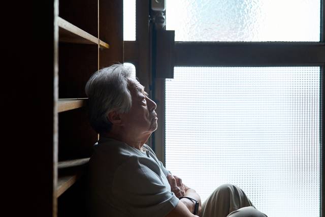 우울감을 겪고 있는 노인의 모습. 게티이미지뱅크