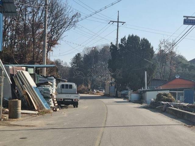 지난달 28일 경매 역사상 최저 감정가 및 낙찰가 기록을 쓴 강원 춘천시의 한 도로 공유지분. 지지옥션 제공