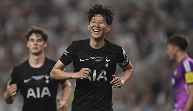 3일 오후 서울 마포구 서울월드컵경기장에서 열린 2025 쿠팡플레이시리즈 토트넘 홋스퍼와 뉴캐슬 유나이티드의 경기, 브래넌 존슨의 선취 득점 때 손흥민이 기뻐하며 활짝 웃고 있다. 2025.08.03. 백동현 기자