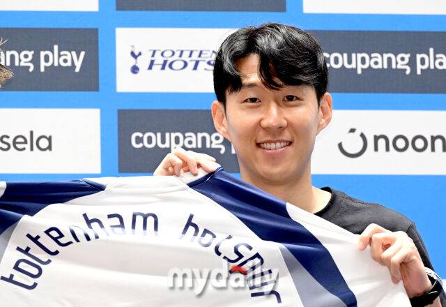 이적 사실을 밝힌 손흥민이 토트넘 유니폼을 들고 사진촬영을 하고 있다 / 여의도 = 유진형 기자 zolong@mydaily.co.kr