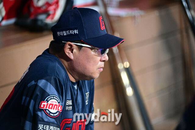 2025년 8월 2일 오후 서울 고척스카이돔에서 열린 '2025 신한 SOL뱅크 KBO 리그' 롯데 자이언츠와 키움 히어로즈의 경기. 롯데 김태형 감독이 경기를 지켜보고 있다./고척 = 유진형 기자