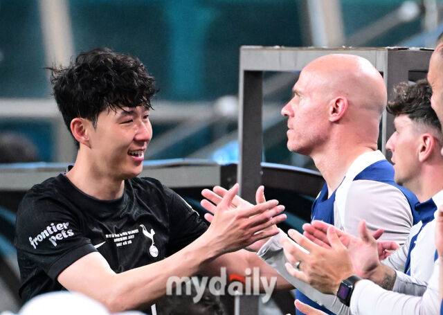 2025년 8월 3일 오후 서울월드컵경기장에서 쿠팡플레이 시리즈 '토트넘 홋스퍼 FC와 뉴캐슬 유나이티드 FC'의 경기가 열렸다. 토트넘 손흥민이 후반 교체된 뒤 동료들과 인사하고 있다./서울월드컵경기장=유진형 기자