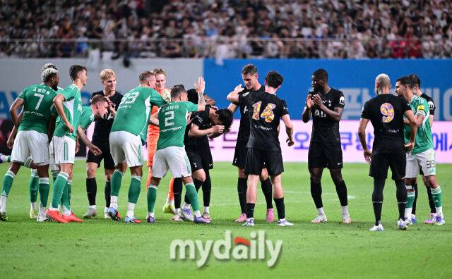 2025년 8월 3일 오후 서울월드컵경기장에서 쿠팡플레이 시리즈 '토트넘 홋스퍼 FC와 뉴캐슬 유나이티드 FC'의 경기가 열렸다. 토트넘 손흥민이 후반 교체되며 양 팀 선수들의 축하를 받고 있다./서울월드컵경기장=유진형 기자