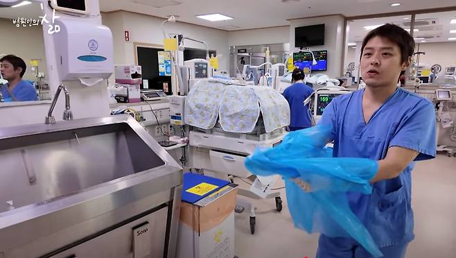 원주세브란스기독병원 신생아중환사실에서 근무하는 유영명 교수. [원주연세의료원 유튜브 캡처]