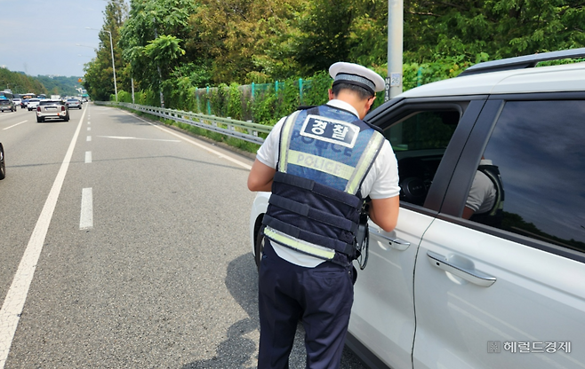 서울경찰청 도시고속도로순찰대 소속 최원조 경사가 버스전용차로 위반 차량을 단속하고 있다. 이영기 기자.