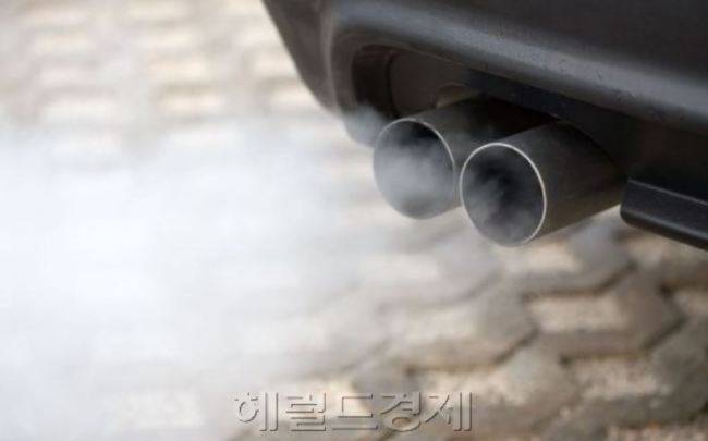 경유차가 매연을 뿜고 있다.[헤럴드DB]