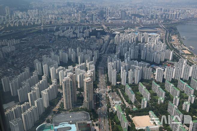 [서울=뉴시스] 김진아 기자 =  6·27 대출 규제 여파로 아파트 전세의 월세화가 빨라질 거라는 전망이 나오는 가운데, 서울 아파트 월세 수요가 3년 8개월 만에 가장 높은 수준을 기록했다. 27일 한국부동산원에 따르면 지난달 서울 아파트 월세수급지수는 103.2로 2021년 10월(110.6) 이후 가장 높은 수치를 나타냈다. 월세수급지수가 100을 넘는다는 것은 수요가 공급보다 강하다는 의미다. 사진은 28일 서울 시내 아파트. 2025.07.28. bluesoda@newsis.com