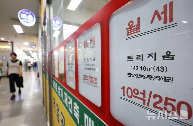 [서울=뉴시스] 황준선 기자 = 30일 서울 시내 한 부동산에 월세 매물 광고가 게시돼 있다.국토교통부 4월 주택통계에 따르면 올해 4월 기준 전국 주택 전월세 거래 중 월세가 차지하는 비중은 60.4%로 집계됐다. 아파트와 비(非)아파트를 막론하고 월세거래 비중이 늘어나는 추세다. 올해 아파트 월세거래 비중은 지난해 43.4%보다 1.2%포인트 늘어난 44.6%로 최근 5년 평균치(39.6%)를 웃돌았다. 같은 기간 비(非)아파트 역시 74.8%로 3년 연속 증가 추세를 보여 서울 집값을 잡기 위한 정부의 수요 억제 대책이 도리어 '전세의 월세화' 현상을 가속할 것이란 관측이 나온다. 2025.06.30. hwang@newsis.com