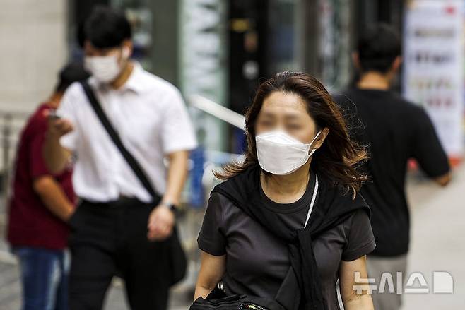 [서울=뉴시스] 정병혁 기자 = 지난해 8월 22일 서울 중구 명동거리에서 마스크를 쓴 시민들이 이동하고 있다. 2024.08.22. jhope@newsis.com
