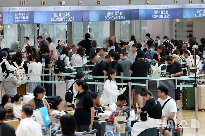 [인천공항=뉴시스] 조성우 기자 = 여름 휴가철인 3일 인천국제공항 제1여객터미널 출국장이 이용객들로 북적이고 있다. 2025.08.03. xconfind@newsis.com