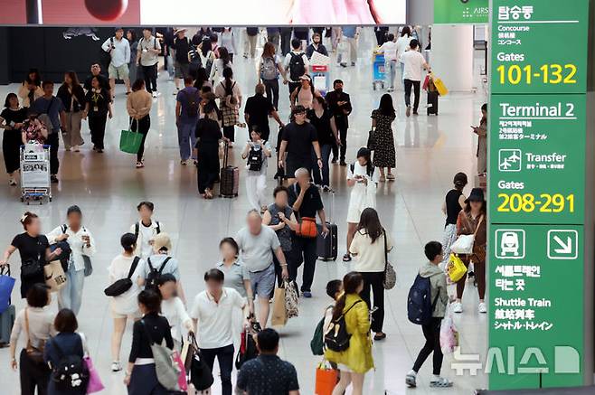 [인천공항=뉴시스] 조성우 기자 = 여름 휴가철인 3일 인천국제공항 제1여객터미널 출국장이 이용객들로 북적이고 있다. 2025.08.03. xconfind@newsis.com
