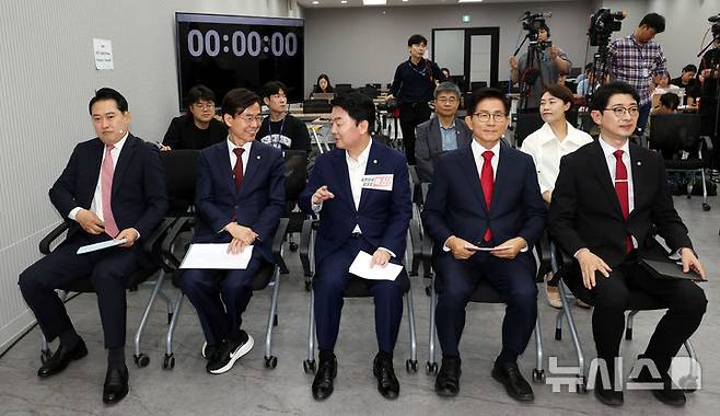 [서울=뉴시스] 조성봉 기자 = 주진우(오른쪽부터), 김문수, 안철수, 조경태, 장동혁 국민의힘 당대표 후보가 3일 오후 서울 여의도 국민의힘 중앙당사에서 열린 제6차 전당대회 당 대표 후보자 비전대회에서 발표 준비를 하고 있다. 2025.08.03. suncho21@newsis.com
