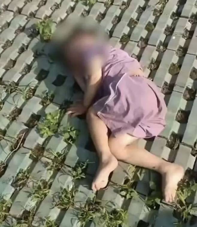 [서울=뉴시스] 중국 항저우의 아파트 18층에서 3세 남자아이가 추락했지만 생존한 사실이 알려졌다. (사진 = 베이징뉴스 캡처) 2025.08.03. *재판매 및 DB 금지