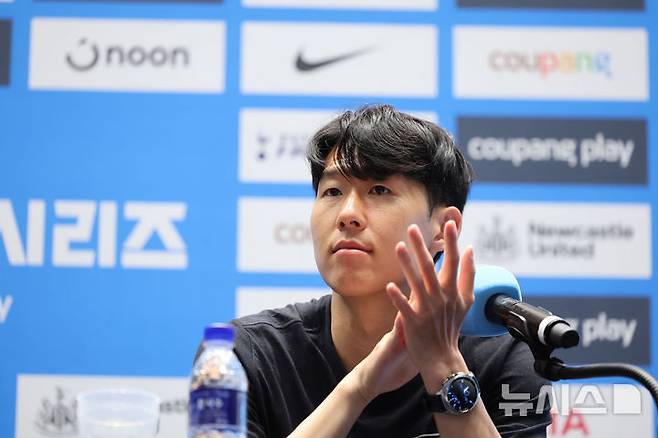 [서울=뉴시스] 권창회 기자 = 잉글랜드 프리미어리그 토트넘 홋스퍼 손흥민이 2일 오전 서울 여의도 IFC몰에서 열린 2025 쿠팡플레이 시리즈 토트넘 기자회견에서 생각에 잠겨 있다. 2025.08.02. kch0523@newsis.com