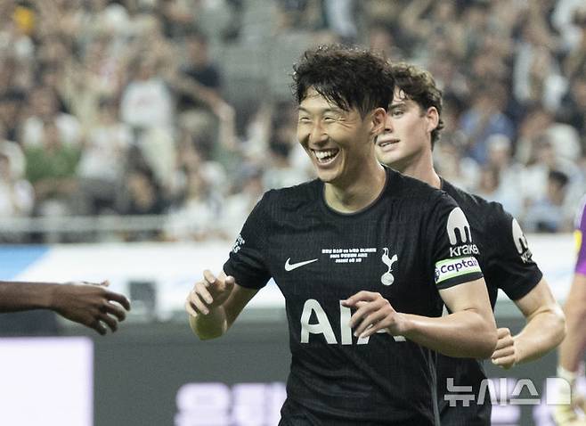 [서울=뉴시스] 김근수 기자 = 3일 오후 서울 마포구 서울월드컵경기장에서 열린 2025 쿠팡플레이시리즈 뉴캐슬 유나이티드와 토트넘 홋스퍼의 경기, 토트넘 브래넌 존슨이 골을 넣자 손흥민이 기뻐하고 있다. 2025.08.03. ks@newsis.com