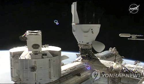 2일 ISS에 도킹한 스페이스X 우주캡슐 [연합뉴스 제공]