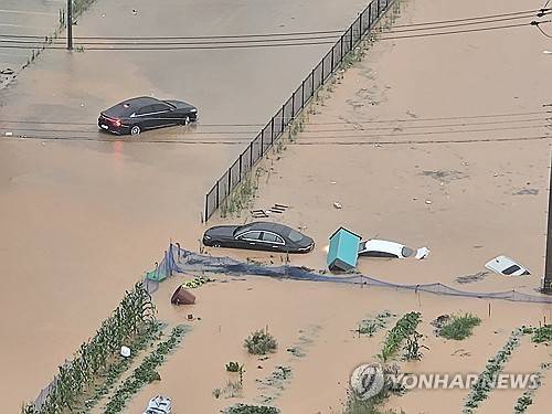 지난 달 17일 폭우에 잠긴 승용차 [연합뉴스 제공]