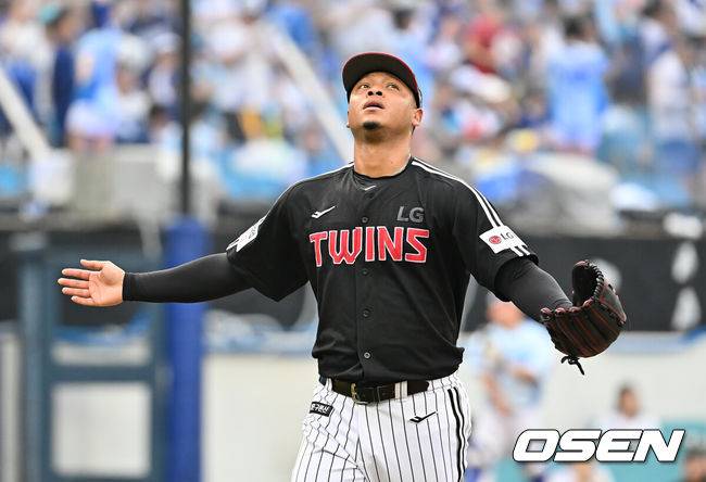 [OSEN=대구, 이석우 기자] 2일 대구삼성라이온즈파크에서 2025 신한 SOL 뱅크 KBO 리그 삼성 라이온즈와 LG 트윈스의 경기가 열렸다. 홈팀 삼성은 원태인이, 방문팀 LG는 에르난데스가 선발 출전했다. LG 트윈스 선발 투수 에르난데스가 3회말 수비를 무실점으로 막고 세리머니를 하고 있다. 2025.08.02 / foto0307@osen.co.kr