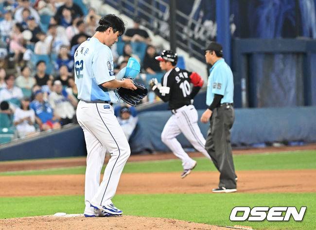 [OSEN=대구, 이석우 기자] 2일 대구삼성라이온즈파크에서 2025 신한 SOL 뱅크 KBO 리그 삼성 라이온즈와 LG 트윈스의 경기가 열렸다. 홈팀 삼성은 원태인이, 방문팀 LG는 에르난데스가 선발 출전했다. 삼성 라이온즈 김재윤이 9회초 2사 LG 트윈스 오지환에게 중월 솔로 홈런을 맞고 아쉬워하고 있다. 2025.08.02 / foto0307@osen.co.kr
