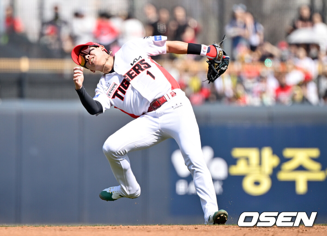 어려운 타구를 포구하는 박찬호./OSEN DB
