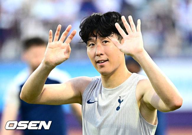 [OSEN=안양, 지형준 기자] 2일 오후 안양종합운동장에서&nbsp;‘2025&nbsp;쿠팡플레이 시리즈’ 토트넘 훗스퍼 오픈 트레이닝이 열렸다.이날 오전에 열린 기자회견에서 손흥민은 토트넘과 이별을 발표했다. 토트넘은 3일 오후 8시 서울월드컵경기장에서 쿠팡플레이 시리즈 2차전 뉴캐슬 유나이티드와 친선 경기를 가진다. 손흥민의 토트넘 소속 마지막 경기일 수도 있다.손흥민이 훈련을 마치고 팬들에게 인사를 하고 있다. 2025.08.02 / jpnews@osen.co.kr