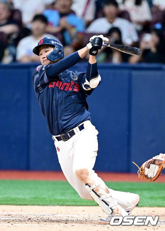 [OSEN=고척, 최규한 기자] 3일 오후 서울 고척스카이돔에서 ‘2025 신한 SOL Bank KBO리그’ 키움 히어로즈와 롯데 자이언츠의 경기가 열렸다.홈팀 키움은 정세영, 방문팀 롯데는 박세웅을 선발로 내세웠다.3회초 무사 1, 3루 상황 롯데 손호영이 달아나는 1타점 적시타를 날리고 있다. 2025.08.03 / dreamer@osen.co.kr