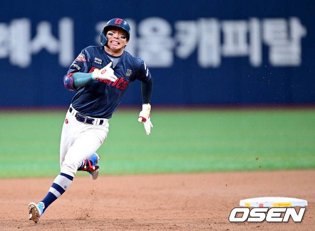 [OSEN=고척, 최규한 기자] 3일 오후 서울 고척스카이돔에서 ‘2025 신한 SOL Bank KBO리그’ 키움 히어로즈와 롯데 자이언츠의 경기가 열렸다.홈팀 키움은 정세영, 방문팀 롯데는 박세웅을 선발로 내세웠다.2회초 무사 선두타자로 나선 롯데 장두성이 우중간 3루타를 날리고 3루를 향해 질주하고  있다. 2025.08.03 / dreamer@osen.co.kr