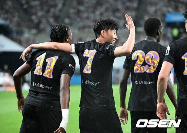 [OSEN=서울월드컵경기장, 이대선 기자] 3일 오후 서울월드컵경기장에서 쿠팡플레이 시리즈 2025&nbsp;2경기, 토트넘 홋스퍼 FC와 뉴캐슬 유나이티드 FC의 프리시즌 친선경기가 열렸다.토트넘 손흥민의 고별전이자 양민혁과 뉴캐슬 박승수의 맞대결로 주목받는 이번 경기는 단순한 프리시즌 친선경기가 아닌, 전설의 마지막, 신예의 등장 교차점이라는 특별한 의미가 더해진다.전반 토트넘 홋스퍼 손흥민이 선제골을 기록한 브레넌 존슨과 환호하고 있다. 2025.08.03 /sunday@osen.co.kr