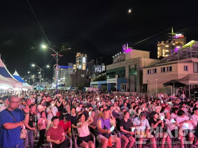 ▲지난 2일 폐막한 울릉도 여름 축제 '울릉해변가요제'에 이틀간 주최 측 추산 4천여 명의 구름 인파가 몰리면서 관광객들로 북새통을 이루고 있다. ⓒ프레시안(홍준기)
