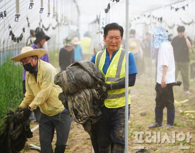 ▲정청래 더불어민주당 대표가 당선 이후 첫 공식 일정으로 나주 수해 피해 복구 현장을 찾아 힘을 보탰다.2025.8.03ⓒ나주시