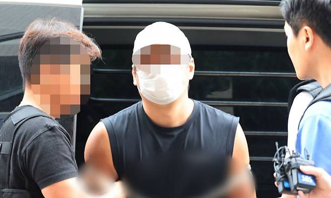 지난달 13일 오후 부천시 원미구 인천지방법원 부천지원으로 지난달 10일 경기 김포시 한 단독주택에서 60∼70대 부모와 30대 형 등 일가족 3명을 흉기로 살해한 혐의를 받는 30대. A씨가 구속 전 피의자 심문(영장실질심사)을 받기 위해 출석하고 있다. 뉴시스