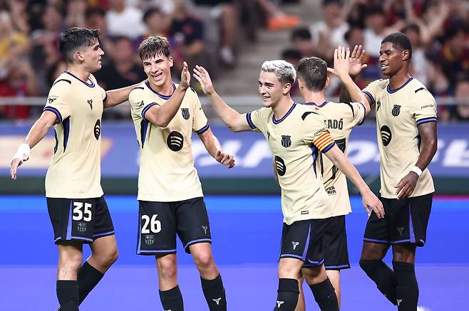 FC서울과의 경기에서 FC바르셀로나 가비가 여섯번째 골을 넣은 뒤 동료들의 축하를 받고 있다. 연합뉴스