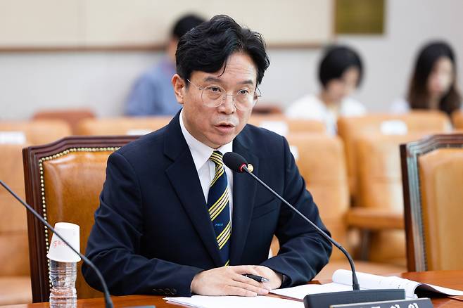 김영훈 고용노동부 장관이 1일 서울 여의도 국회에서 열린 제427회 국회(임시회) 법제사법위원회 제5차 전체회의에 출석해 의원 질의에 답하고 있다.&nbsp; &nbsp; 뉴스1