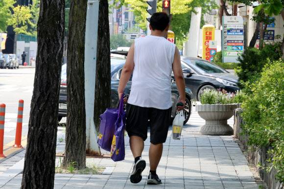 폭염경보 속 일하는 도보 배달 노동자. 연합뉴스