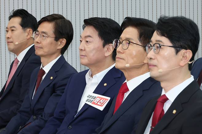 국민의힘 주진우(오른쪽부터)·김문수·안철수·조경태·장동혁 당 대표 후보가 3일 서울 여의도 국민의힘 당사에서 열린 제6차 전당대회 후보자 비전대회에서 송언석 비상대책위원장 겸 원내대표의 발언을 듣고 있다.&nbsp; &nbsp; 연합뉴스