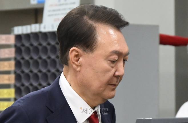 윤석열 전 대통령이 9일 서울 서초구 서울중앙지법에서 구속 전 피의자 심문(영장실질심사)를 마치고 나오고 있다. 2025.7.9 이지훈 기자