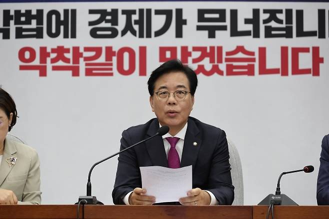 원내대책회의서 발언하는 송언석 비상대책위원장 - 국민의힘 송언석 비상대책위원장 겸 원내대표가 1일 서울 여의도 국회에서 열린 원내대책회의에서 발언하고 있다. 연합뉴스