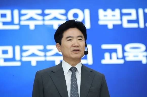 김대중 전남교육감이 최근 논란이 제기된 ‘리박스쿨 역사왜곡 도서’의 교육 현장 침투와 관련, 교육가족과 도민에게 공식 사과했다.
