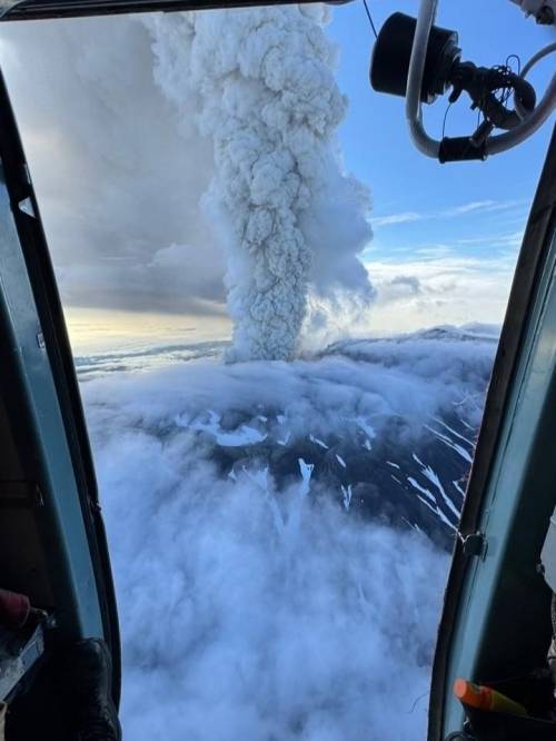 15~16세기 이후 활동이 잠잠하던 캄차카 크라셰닌니코프 화산이 3일(현지시간) 수백 년 만에 분화했다. 캄차카 화산폭발대응팀(KVERT)