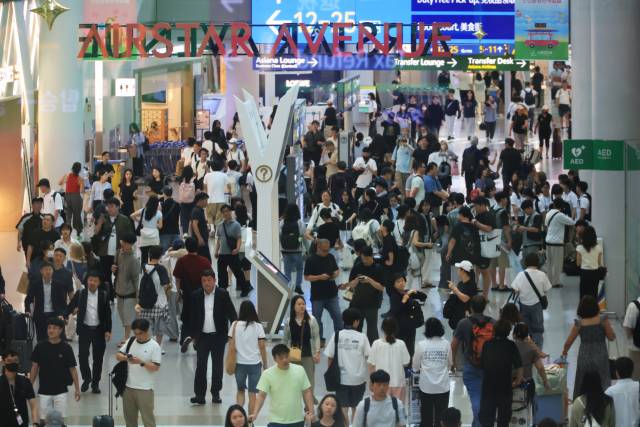 인천국제공항 면세점이 해외로 떠나는 여행객 등으로 붐비고 있다. 연합뉴스