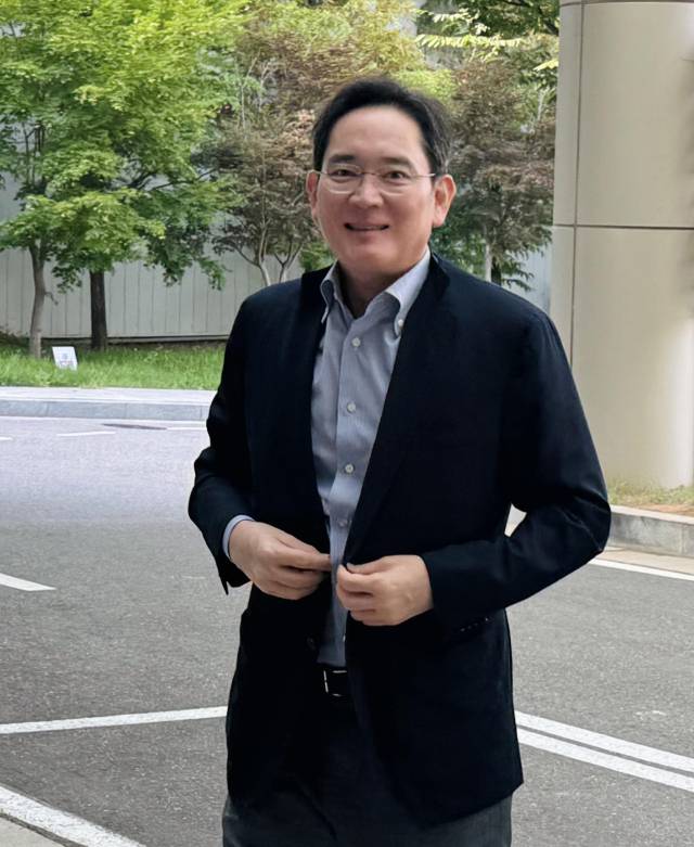 이재용 삼성전자 회장이 지난달 29일 강서구 서울김포비즈니스항공센터(SGBAC)를 통해 워싱턴으로 출국하고 있다. 연합뉴스