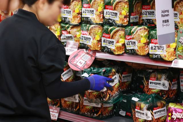 서울 중구 롯데마트에 진열된 PB라면을 소비자가 살펴보고 있다. 연합뉴스