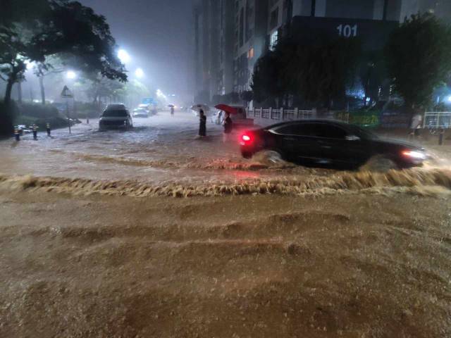 3일 오후 8시 40분 기준 무안공항 279.2㎜를 최고로 전남 무안과 함평 지역에 집중호우가 쏟아지는 가운데 무안읍의 침수된 도로를 자동차가 지나고 있다. 2025.08.03. 뉴스1